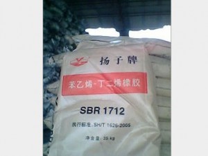 南京扬子石化丁苯橡胶1712，丁苯胶（SBR）是苯乙烯与丁二烯之共聚物，与天然橡胶比较，质量均匀、异物少，但机械强度则较弱，可与天然橡胶掺合使用。 　